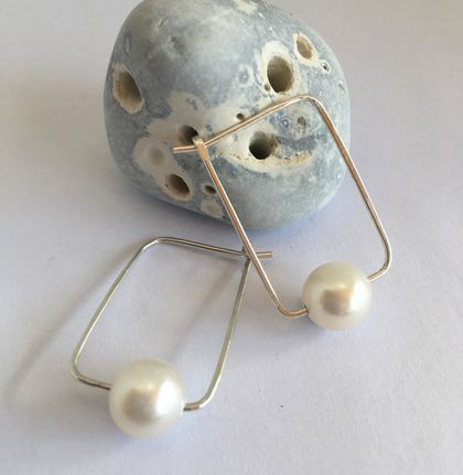 Stylish pearl hoops